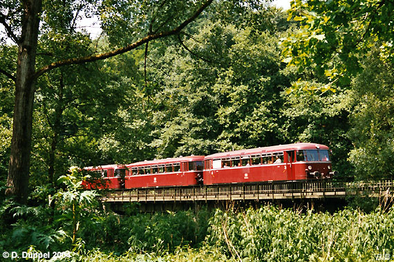 0307-06: Auch heute sind noch Schienenbusse auf den bergischen Gleisen unterwegs. Zu Sonderfahrten kommen sie hier und da wieder zum Einsatz. Im Rahmen der Bergischen Runde befhrt eine Triebwageneinheit die Wuppertalbahn bis zu ihrem damaligen Endpunkt am Anschlu Erfut. Hier ist der Zug auf der vllig eingewachsenen Wupperbrcke kurz vor dem Beyenburger Tunnel festgehalten wurden.