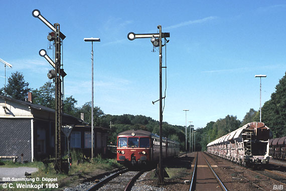 0407-01: Der altrote Akkublitz (515 616) durchfhrt whrend eine Sonderfahrt den Bahnhof Hofermhle Richtung Wlfrath. Rechts sind abgestellte Gterwagen fr den Kalktransport zu sehen.