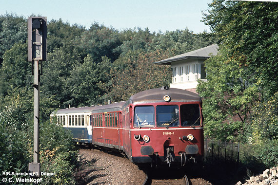 0407-06: Eine der bekanntesten Fotostellen an der Angertalbahn ist der ehemalige Blockstelle Angertal, dessen Gebude im Hintergrund sichtbar ist. Die Blockstelle wurde eingerichtet, als der Abzweig Richtung Tiefenbroich gebaut wurde, der bei den Transporten Richtung Duisburg das Kopfmachen in Ratingen-West erbrigte.