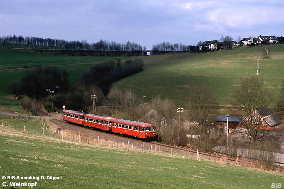 0407-15: In Waldbrl begegnet eine Schienenbuseinheit noch Gterwagen, die im dortigen Bahnhof auf Fracht warten. Zum Zeitpunkt der Aufnahme war der Personenverkehr bereits eingestellt.