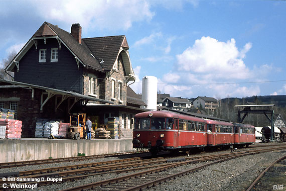 0407-24: Eine Schienenbusgarnitur bei Hermesdorf auf dem Weg nach Morsbach. Das Fachwerkhaus und die Telegrafenleitung geben den Rahmen fr ein Bild, das in den 1960er Jahren Alltag war.