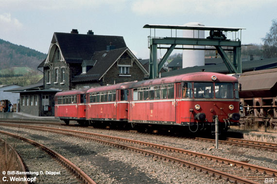 0407-25: Auch dieses Bild weist die Nutzung des Bahnhofs fr den Gterverkehr nach. So haben zu den guten Jahren der Bahn alle Laderampen ausgesehen.