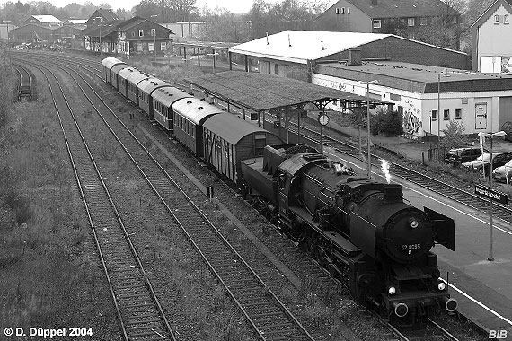 0410-39-2: Die Dieringhausener 52 8095 durchfhrt mit ihrem Sonderzug Wuppertal-Ronsdorf talwrts.